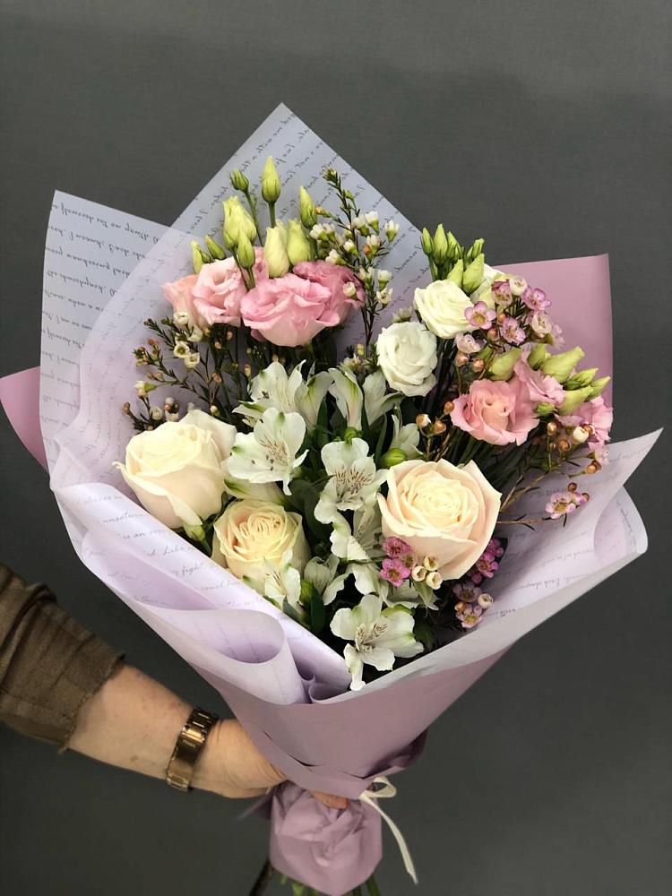 Букет цветов из: Альстромерии, Розы и Лизиантусы в Бугульму