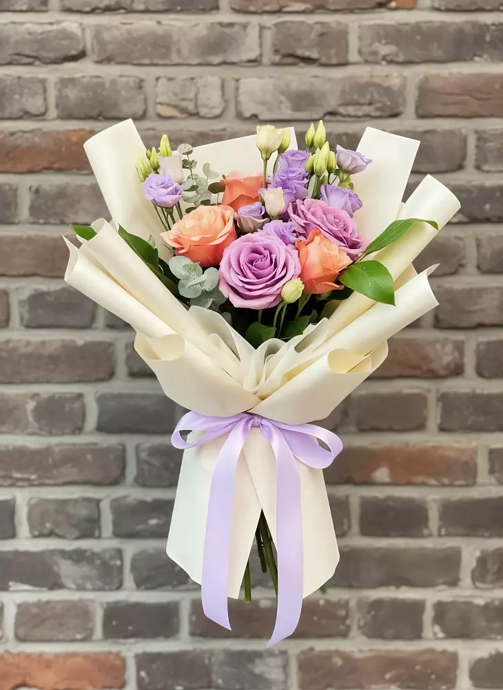 Букет цветов из: Лизиантусы и Розы в Бугульму