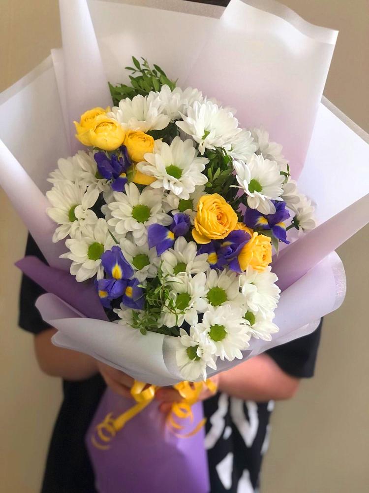 Букет солнечный привет в Бугульму Букет цветов из: Ирисы, Хризантемы и Розы в Бугульму
