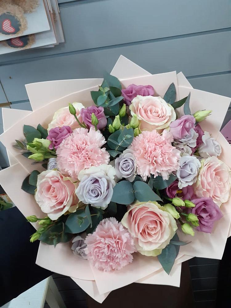 Букет цветов из: Розы, Гвоздики и Лизиантусы в Бугульму