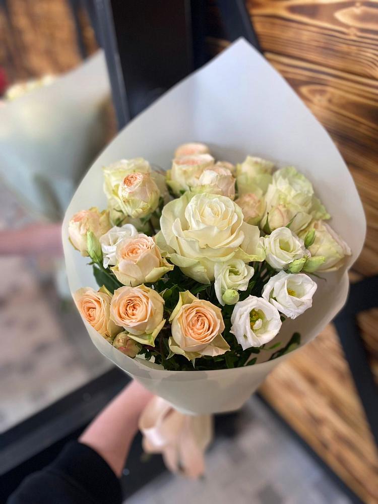 Букет цветов из: Розы и Лизиантусы в Бугульму